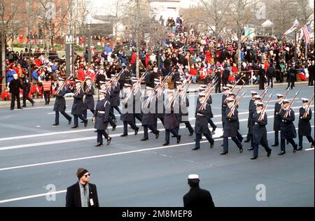 Während der 1997 stattfindenden Parade zur Amtseinführung der Küstenwache marschiert die Ehrengarde der Küstenwache am Navy Memorial vorbei. Basis: Washington State: District of Columbia (DC) Land: Vereinigte Staaten von Amerika (USA) Stockfoto