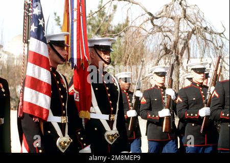 Die US Marine Corps Color Guard und die US Marine Corps Company C, 8. Panzerbattalion, 4. Marine Division, aus Tallahassee, Florida, Machen Sie sich im Assembly Area bereit, bevor Sie sich auf die Pennsylvania Avenue für die 1997. Präsidenteneinführung begeben. Basis: Washington State: District of Columbia (DC) Land: Vereinigte Staaten von Amerika (USA) Stockfoto