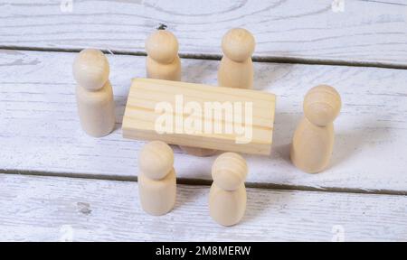Team von einem jungen Mitarbeiter lässig gekleidet gemeinsam mit Laptops am runden Tisch sitzen im Büro, Ansicht von oben Stockfoto