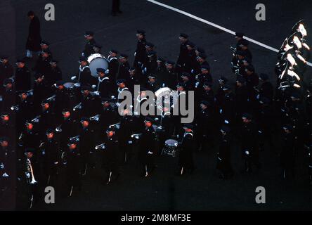 Ein Blick von oben auf Mitglieder der United States Air Force Band, die bei der Präsidenteneinführung 1997 marschieren. Bundesstaat: District of Columbia (DC) Land: Vereinigte Staaten von Amerika (USA) Stockfoto