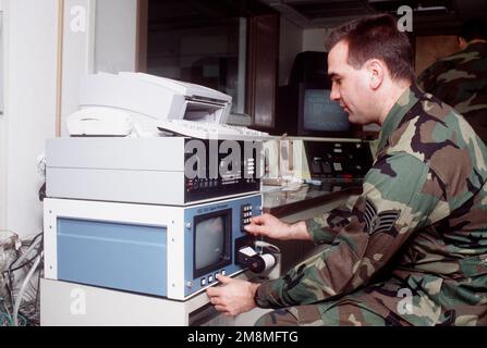 STAFF Sergeant Joey Richard, Unkommissionierter Offizier, programmiert den neuen Computer-Feueralarm-Empfänger in der Brandmeldezentrale der Randolph Feuerwehr. Im Oktober begannen Mitarbeiter der 12. Bauingenieurstaffel, die $18.000,00 Feuermeldeanlage an 168 Verwaltungs- und Wartungsgebäude auf der Basis anzuschließen. Basis: Randolph Luftwaffenstützpunkt Bundesstaat: Texas (TX) Land: Vereinigte Staaten von Amerika (USA) Stockfoto