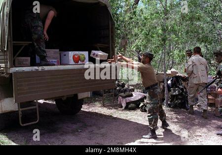 Soldaten der Texas Army National Guard entladen Vorräte aus einem Truck, Shoalwater Bay Trainingsbereich, während der Übung TANDEM-SCHUBKRAFT '97. Die kombinierte US/australische Übung findet am 15. März 1997 in und um Queensland, Australien, statt. Betreff Operation/Serie: TANDEM-SCHUBKRAFT '97 Basis: Shoalwater Bay Trainingsgebiet Bundesstaat: Queensland Land: Australien (AUS) Stockfoto