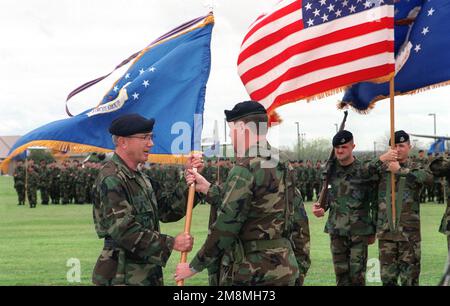 (Vorn links nach rechts) USA STABSCHEF der Luftwaffe, GENERAL Ronald Fogelman, BGEN Richard A. Coleman, Leiter der Sicherheitskräfte, Hauptquartier der USA Air Force und LCOL Larry Buckingham, Commander 820. Security Forces Group, stehen während der Standdup-Zeremonien für die 820. vor dem Farbigen. Die 820. ist eine von drei neuen Einheiten zum Schutz der Streitkräfte, die Lackland zugewiesen werden, die beauftragt sind, innerhalb von 48 Stunden überall auf der Welt zu stationieren, um US-Vermögenswerte und Menschen zu schützen. Basis: Luftwaffenstützpunkt Lackland Bundesstaat: Texas (TX) Land: Vereinigte Staaten von Amerika (USA) Stockfoto