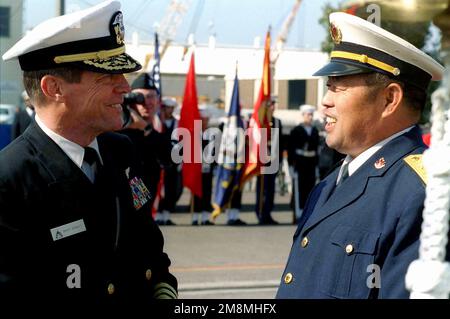 US Navy Vice Admiral Brent Bennitt (links), Commander Naval Air Forces Pacific und Chinese Vice Admiral Wang (rechts), Commander der chinesischen Südseeflotte, verabschieden sich am Pier am Naval Station North Island, San Diego, Kalifornien. Dies ist das erste Mal, dass chinesische Kriegsschiffe den Pazifik überquerten und die Vereinigten Staaten besuchten. Der Zerstörer der Luhu-Klasse HARIBING (DDG 112), der Zerstörer der Luda-II-Klasse, ZHUHAI (DDG 166) und ein Versorgungsschiff der Fusu-Klasse, NANYUN (AOR/AK 953) (chinesische Schiffe nicht abgebildet), stoppten am Marinestützpunkt, Nordinsel, San Diego, Kalifornien. Das nächste p Stockfoto