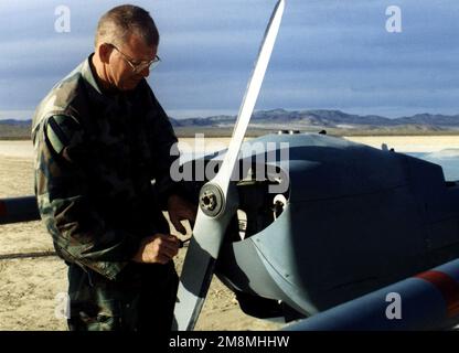 US Army, STAFF Sergeant (SSG) Dale Pierce, Fluglinienbetreiber, A Company, 15. Militärgeheimdienstbataillon, 504. MI Brigade, III Corps, Führt vor dem Flug eine abschließende Wartungsüberprüfung des unbemannten Flugaufklärungsfahrzeugs BAQ-155 Hunter (UARV) durch, um Luftbilder für das Advanced Warfighting Experiment (AWE) im National Training Center, Fort Irwin, Kalifornien, aufzunehmen. Mehr als 6.000 Soldaten nahmen an der sechswöchigen Übung Teil, die fast zwei Jahre Ausbildung umfasste. Die AWE testete 72 Initiativen, die von neuen Computergeräten wie dem Applique bis hin zur Neuorganisation von U reichten Stockfoto