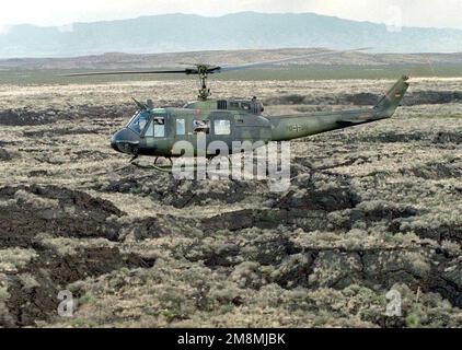 Ein UH-1B-Helikopter der deutschen Streitkräfte aus dem Staffelflugflügel 62/CSAR, Deutschland, auf einem Einführungsflug, fliegt tief über das Bombenzielgebiet von Alamagordo. Mitglieder der deutschen Streitkräfte sowie Holländer und Kanadier schlossen sich ihren amerikanischen Pendants bei dieser weltweit größten gemeinsamen Mission, multinationaler taktischer Flugoperationen an. Betreff Betrieb/Serie: ROVING SANDS '97 Basis: Alamogordo Bundesstaat: New Mexico (NM) Land: Vereinigte Staaten von Amerika (USA) Stockfoto