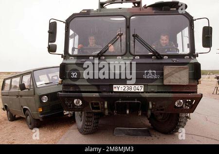 Bei einem simulierten Unfall im Rahmen einer Massenübung mit Verletzten am Dona Ana Range, Fort Bliss, Texas, ist ein Army-Van gegen die Seite eines größeren Fahrzeugs gekracht. Deutsche Soldaten, simulierte Opfer im Fahrzeug, sind vom deutschen Air Froce Rescue Center #1 und nehmen an der weltweit größten gemeinsamen taktischen Flugübung für mehrere Nationen Teil. Betreff Betrieb/Serie: ROVING SANDS 97 Basis: El Paso Bundesstaat: Texas (TX) Land: Vereinigte Staaten von Amerika (USA) Stockfoto