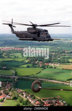 Luftaufnahme eines MH-53J Pave Low III Helikopters der 21. Special Operations Squadron, 352. Operations Group, der eine Tankdroge eines HC-130-Flugzeugs (nicht abgebildet) über die englische Landschaft verfolgt. Basis: RAF Mildenhall Country: Großbritannien / England (GBR) Stockfoto