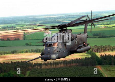 Luftaufnahme eines MH-53J Pave Low III Helikopters vom 21. Sondereinsatzgeschwader, 352. Einsatzgruppe, über die englische Landschaft. Basis: RAF Mildenhall Country: Großbritannien / England (GBR) Stockfoto