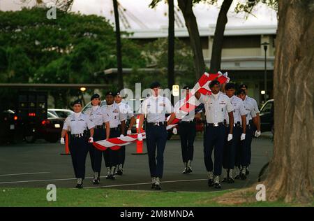 Mitglieder der 15. Wing Honor Guard bereiten sich darauf vor, den Pass und die Überprüfung beim Hickam Air Tattoo durchzuführen. Basis: Luftwaffenstützpunkt Hickam Bundesstaat Hawaii (HI) Land: Vereinigte Staaten von Amerika (USA) Stockfoto