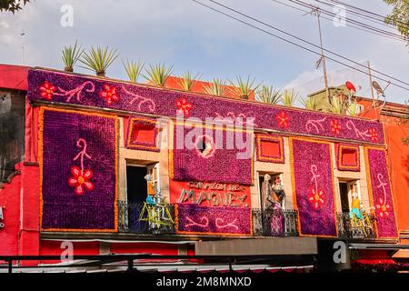 Das Restaurant Corazon de Maguey wurde für das Day of the Dead Festival im Jardin Centenario im Coyoacan-Viertel von Mexiko-Stadt, Mexiko, dekoriert. Stockfoto