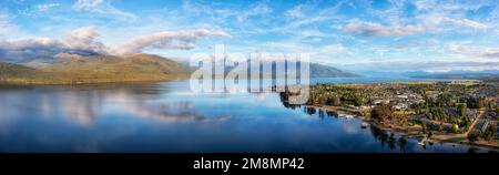 Malerisches Panoramablick aus der Luft auf den See Te Anau und die Stadt Milford Sound fiordland von Neuseeland bei sanftem Sonnenlicht am Morgen. Stockfoto