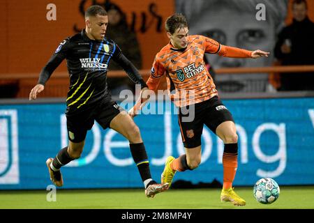 Niederlande. 14. Januar 2023. VOLENDAM - (lr) Jurien Gaari vom RKC Waalwijk, Gaetano Oristanio vom FC Volendam während des niederländischen Premier-League-Spiels zwischen dem FC Volendam und dem RKC Waalwijk im Kras-Stadion am 14. Januar 2023 in Volendam, Niederlande. ANP GERRIT VAN COLOGNE Credit: ANP/Alamy Live News Stockfoto