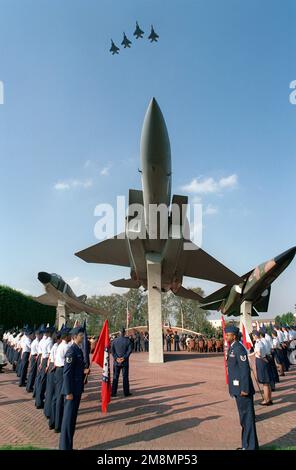 USA Air Force-Flieger zeigen Staatsflaggen auf dem Fußweg des Wings of Liberty Park während der Zeremonien im Park. Die Feier war ein Joint Venture von RAF Mildenhall und Mitarbeitern der RAF Lakenheath zum 50. Jahrestag der USA Die Luftwaffe. Ein Flug von vier F-15E Strike Eagles aus der 48. FW auf der RAF Lakenheath, fliegen Sie über die Feier. Basis: RAF Lakenheath Staat: East Anglia Land: England / Großbritannien (eng) Stockfoto