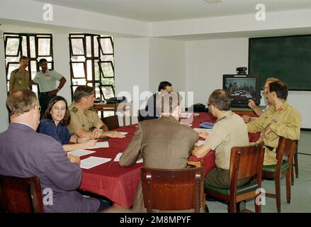 Dank einer Satellitenverbindung zwischen dem PKO-Standort am Standort Escola de Comando e Estado Maior de Exercito (ECEME), Rio De Janeiro (Brasilien) und dem Büro der Vereinten Nationen (VN) in New York City findet erstmals eine Videokonferenz im Rahmen einer Friedensmission (PKO) statt. New York. An der Konferenz nehmen folgende Teilnehmer Teil: Herr Halquist, UN-Beauftragter (ganz links), Generalmajor Basto der brasilianischen Armee, STABSCHEF, 5. brasilianische Armee (3. von links) und Oberst Longo (2. von rechts). Basis: Rio De Janeiro Land: Brasilien (BRA) Stockfoto
