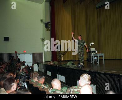 General Charles C. Krulak, Kommandant des Marine Corps, wirft einen der neuen Stiefel des Marine Corps in die Menge, während er während seines jährlichen Besuchs auf der Insel in Camp Foster vor den Marines spricht. Basis: Marinekorps-Basis, Camp Foster Staat: Okinawa Land: Japan (JPN) Stockfoto