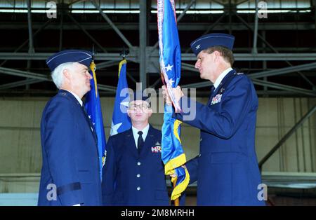 OBERST Gregory L. Trebon (rechts) erhält die 24. Flügelflagge von LGEN Frank D. Campbell (links), 12. Befehlshaber der Luftwaffe, während der Zeremonie des Kommandowechsels. Basis: Howard Air Force Base Country: Panama (PAN) Stockfoto