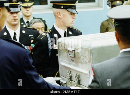 Mitglieder der Ehrengarde erhalten den Sarg von der nordkoreanischen Armee. Basis: Panmunjom Staat: Entmilitarisierte Zone Land: Korea Stockfoto