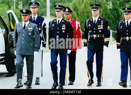 Mitglieder Südkoreas und der USA Die Ehrengarde der Armee geht in Position, um den Sarg mit menschlichen Überresten der nordkoreanischen Armee zu empfangen. Basis: Panmunjom Staat: Entmilitarisierte Zone Land: Korea Stockfoto