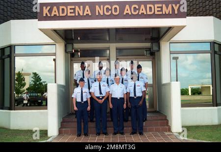 Nach einer Rede vor den Schülern posiert der US Air Force Brigadier General (pensioniert) Robinson Risner vor der Schule mit den Lehrern der Kadena Air Base NCO Academy. Basis: Luftwaffenstützpunkt Kadena Staat: Okinawa Land: Japan (JPN) Stockfoto