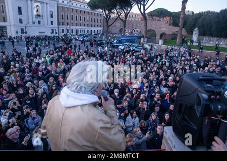 Rom, Italien. 14. Januar 2023. Pietro Orlandi, Bruder von Emanuela Orlandi, Vatikanbürgerin, die am 22. Juni 1983 auf mysteriöse Weise verschwand. Ein Protest in Rom, organisiert von Pietro Orlandi, dem Bruder von Emanuela Orlandi, der heute 55 geworden wäre. Zum ersten Mal seit 40 Jahren hat der Vatikan eine Untersuchung des Verschwindens von Emanuela Orlandi eingeleitet. (Foto: Matteo Nardone/Pacific Press) Kredit: Pacific Press Media Production Corp./Alamy Live News Stockfoto