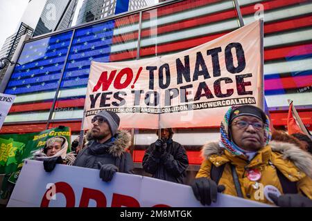 New York, Usa. 14. Januar 2023. Anti-Kriegs-Demonstranten protestieren gegen die Erweiterung der Nordatlantik-Vertragsorganisation (NATO) in der Ukraine auf dem Times Square. Die Teilnehmer forderten die NATO, ein Sicherheitsbündnis aus 30 Ländern, auf, eine friedliche Lösung auszuhandeln, nachdem der russische Präsident Wladimir Putin vor fast 11 Monaten eine groß angelegte Invasion der Ukraine eingeleitet hatte. (Foto: Michael Nigro/Pacific Press) Kredit: Pacific Press Media Production Corp./Alamy Live News Stockfoto