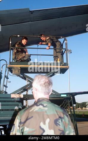 Personal der Luftwaffe des 45. Aufklärungsgeschwaders, Offutt Air Force Base, Nebraska (im Uhrzeigersinn von oben links) SENIOR AIRMAN (SRA) Aden und Technical Sergeant (TSGT) Haggett, Prüfen Sie mit einem Boroskop auf defekte Geräte im Flügel eines RC-135, während STAFF Sergeant (SSGT) Gibson im Rahmen der Vorflugwartung einen Generator hochfährt. Basis: Offutt Luftwaffenstützpunkt Staat: Nebraska (NE) Land: Vereinigte Staaten von Amerika (USA) Stockfoto