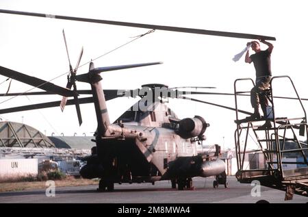 PERSONAL SGT. Thomas stark inspiziert Propellerblätter auf einem MH-53 Pave Low in der San Vito Air Station. San Vito AS, das im Oktober 1994 offiziell geschlossen wurde, dient der Unterstützung von Truppen, die nach Bosnien-Herzegowina entsandt werden, und von Flugzeugen, die eine Flugverbotszone oberhalb dieses unbeständigen Landes überwachen. Die 352. Special Operations Group, RAF Mildenhall, England, und der 16. Special Operations Wing, Hurlburt Field, Florida, bilden den Großteil der gemeinsamen Task Force. Exaktes Datum Aufnahme Unbekannt. Veröffentlicht im AIRMAN Magazine November 1997. Basis: Brindisi Land: Italien (ITA) Stockfoto