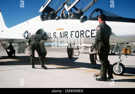 US Air Force Captain Daniel Greenwood, 25. Flying Training Squadron Instructor Pilot, beobachtet einen schülerischen Piloten bei der Vorflugkontrolle eines T-38 Talon. Basis: Luftwaffenstützpunkt Vance Bundesstaat: Oklahoma (OK) Land: Vereinigte Staaten von Amerika (USA) Stockfoto