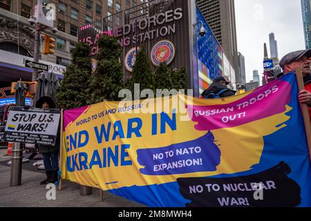 New York, New York, USA. 14. Januar 2023. Anti-Kriegs-Demonstranten protestieren gegen die Erweiterung der Nordatlantik-Vertragsorganisation (NATO) in der Ukraine auf dem Times Square. Die Teilnehmer forderten die NATO, ein Sicherheitsbündnis aus 30 Ländern, auf, eine friedliche Lösung auszuhandeln, nachdem der russische Präsident Wladimir Putin vor fast 11 Monaten eine groß angelegte Invasion der Ukraine eingeleitet hatte. (Kreditbild: © Michael Nigro/Pacific Press via ZUMA Press Wire) NUR ZUR REDAKTIONELLEN VERWENDUNG! Nicht für den kommerziellen GEBRAUCH! Kredit: ZUMA Press, Inc./Alamy Live News Stockfoto