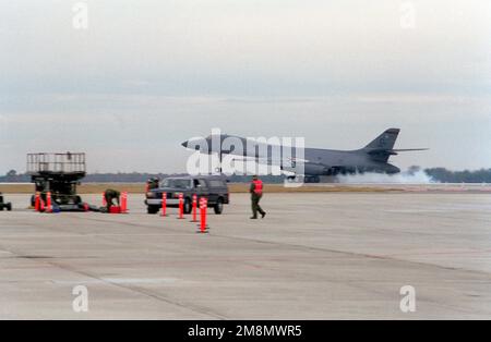 Ein B-1B Lancer vom 28. Bomb Wing, Ellsworth Air Force Base, South Dakota, landet in Savannah, Georgia, im Combat Readiness Training Center. Basis: Luftwaffenstützpunkt Warner Robins Bundesstaat: Georgia (GA) Land: Vereinigte Staaten von Amerika (USA) Stockfoto