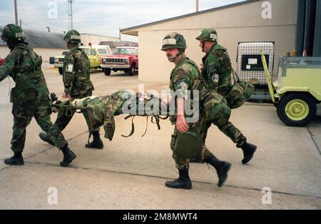 Unter Einsatz von Buddy Care-Techniken, US Air Force STAFF Sergeant (SSGT) Elmore, SENIOR AIRMAN (SRA) Hughes, SSGT Petrella, Und Technical Sergeant (TSGT) Cowan, alle Mitglieder des 116. Bombenflügels, Georgia Air National Guard, Robins Air Force Base, Georgia, transportieren einen simulierten verletzten MASTER Sergeant (MSGT) Hall zum Unfallsammelpunkt während der Operation Readiness Übung. Basis: Luftwaffenstützpunkt Warner Robins Bundesstaat: Georgia (GA) Land: Vereinigte Staaten von Amerika (USA) Stockfoto