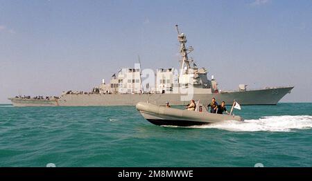 Ein RHIB (Rigid Hull Inflatable Boat) passiert den von der US-Marine geführten Raketenzerstörer USS BENFOLD (DDG 65). Das Schiff, das in San Diego, Kalifornien, nach Hause portiert wird, wird derzeit mit dem nuklearbetriebenen Flugzeugträger USS NIMITZ (CVN 68) unter der fünften Flotte der US Navys eingesetzt. BENFOLD führt derzeit im Rahmen der VN-Sanktionen gegen Irak multinationale Abfangoperationen auf See durch. Persischer Golf, Operation SÜDWACHE. Betreff Operation/Serie: SÜDLICHES WACHLAND: Unbekannt Stockfoto