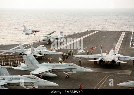 An Bord des nuklearbetriebenen Flugzeugträgers USS GEORGE WASHINGTON (CVN 73) sind zwei F-14B Tomcats (rechts) von Fighter Attack Squadron One Zero Two (VF-102) bereit, als es-3A Viking (links) von Fleet Air Reconnaissance Squadron Six (VQ-6) aus GEORGE WASHINGTON zu starten. Ebenfalls auf dem Cockpit befindet sich ein EA-6B Prowler und zwei F/A-18C Hornets des Marine Fighter Attack Squadron Two Five One (VMFA-251 der Flugzeugträger und ihr in den Carrier Air Wing One (CVW-1) eingestiegen sind derzeit im Persischen Golf tätig, um die Flugverbotszone über Irak durchzusetzen. Zur Unterstützung der UN sancti Stockfoto