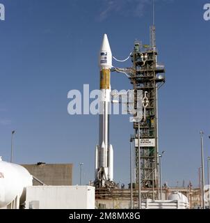 Ein kommerzieller Kommunikationssatellit der Galaxie VIII-I erwartet seine Reise in den Orbit auf einem Lockheed Martin Atlas II ALS Trägerfahrzeug. Der Start ist für 6:37 UHR geplant EST am 8. Dezember ab Launch Complex 36B in Cape Canaveral. Basis: Cape Canaveral Bundesstaat: Florida (FL) Land: Vereinigte Staaten von Amerika (USA) Stockfoto