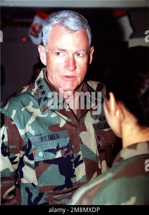 GENERALSTABSCHEF DER Armee, GENERAL Reimer, spricht mit den Soldaten in den Baracken des Camp Humphreys während seines Weihnachtsbesuchs. Basis: Camp Humphreys Staat: Gyeonggi-do Land: Republik Korea (KOR) Stockfoto