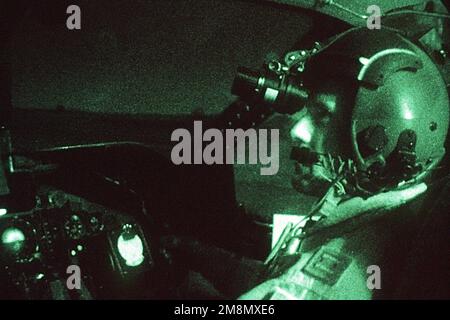 Captain John Delapp, Pilot, 16. Special Operations Squadron, Luftwaffenstützpunkt Charleston, South Carolina, Co-Pilot eines C-141B Starlifters, während einer Nacht-Trainingsmission der Special Operations Low Level II (SOLL II). Basis: Luftwaffenstützpunkt Charleston Bundesstaat: South Carolina (SC) Land: Vereinigte Staaten von Amerika (USA) Stockfoto