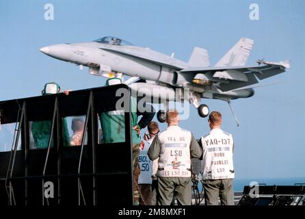 Eine F/A-18C Hornet von Fighter Attack Squadron Eighty Two (VFA-82) wird von einem Team von Landing Signals Officers zum Cockpit geführt. George Washington und Carrier Air Wing One (CVW 1) führen im Persischen Golf Operationen zur Unterstützung der UN-Sanktionen gegen Irak durch, die unter der Operation Southern Watch durchgeführt werden. Betreff Operation/Serie: SÜDLICHE WACHSTATION: USS George Washington (CVN 73) Land: Auf See Stockfoto