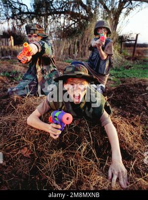 Militärfotograf des Jahres 1998 Titel: Kleine Soldaten Kategorie: Illustration Ort: Dritter Platz Illustration wie beeinflussen die Spiele der heutigen Kinder die Zukunft? Land: Unbekannt Stockfoto