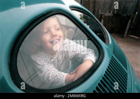 Titel der Militärfotografin des Jahres 1998: Samantha Kategorie: Portrait Place: Third Place PortraitSamantha Dorman, 4 Jahre alt, spielt auf dem Rücken des Volkswagen ihres Vaters. Land: Unbekannt Stockfoto