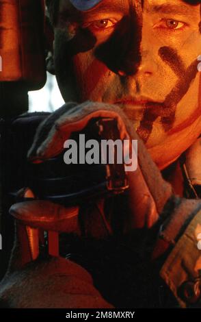 Military Photographer of the Year Gewinner 1998 Titel: Haggerty Kategorie: Portrait Place: Honorable mention PortraitSMSGT Mike Haggerty vom 1. Combat Camera Squadron während einer Trainingsübung im North Field, South Carolina. Land: Unbekannt Stockfoto