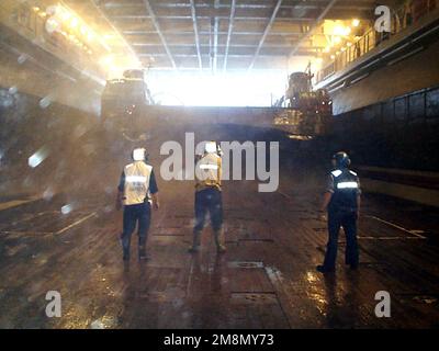 (Von links nach rechts) führen US Navy Boatswain Mate 1. Klasse Alex Gombash, USN Boatswain Mate 3. Klasse Kyle Smith und USN SEEMANN Meck während der Joint Task Force Übung 1-98 ein Landing Craft Air Cushion (LCAC) aus dem Brunnendeck des Amphibienschiffes USS WASP (LHD 1) (JTFX 1-98). Betreff Betrieb/Serie: JTFX 98-1 Basis: USS Wasp (Linkslenker 1) Stockfoto