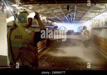 US Navy Boatswain Mate 3. Klasse Kyle Smith führt ein Landing Craft Air Cushion (LCAC) von Assault Craft Unit 4 (ACU-4) in das Bohrdeck des Amphibienschiffs USS WASP (LHD 1) während Joint Task Force Exercise 1-98 (JTFX 1-98). Betreff Betrieb/Serie: JTFX 98-1 Basis: USS Wasp (Linkslenker 1) Stockfoto
