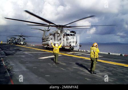 An Bord des amphibischen Angriffsschiffs USS WASP (LHD 1) hebt ein LSE-Signal (Landing Signal Enlisted) von einem CH-53 Super-Hallion-Hubschrauber ab, der während der Joint Task Force Exercise 98-1 (JTFX 98-1) an Helicopter Medium Marine Squadron 264 (HMM-264) befestigt ist. Betreff Betrieb/Serie: JTFX 98-1 Basis: USS Wasp (Linkslenker 1) Stockfoto