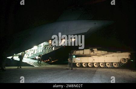 Ein M1 Abrams Tank aus der HHC 3-69 Armory, Fort Stewart, Georgia, fährt während der Nachtoperationen für Joint Task Force Exercise (JTFX) 98-1 in den Frachtraum eines C-17 Globemaster III vom 14. Luftwaffenstützpunkt Charleston, South Carolina, am Hunter Army Airfield, Georgia. Das Fahrzeug wurde zum McCall-Flugplatz, North Carolina, gebracht. (Doppeltes Bild, siehe auch DF-SD-99-01499 oder suchen Sie nach 980128-F-8006R-003). Betreff Betrieb/Serie: JTFX 98-1 Basis: Hunter Army Air Field State: Georgia (GA) Land: Vereinigte Staaten von Amerika (USA) Stockfoto
