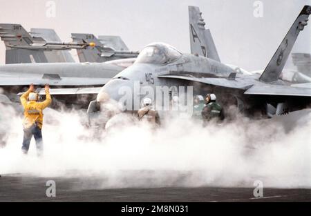 Eine F/A-18C Hornet von Fighter Attack Squadron 86 (VFA-86) bereitet sich auf den Start vom Deck des Flugzeugträgers USS GEORGE WASHINGTON (CVN 73) vor. George Washington und ihr an Bord von Air Wing One (CVW-1) ist im Persischen Golf tätig, um unter der Operation Southern Watch UN-Sanktionen gegen den Irak durchzusetzen. Betreff Operation/Serie: SÜDLICHE WACHSTATION: USS George Washington (CVN 73) Land: Auf See Stockfoto