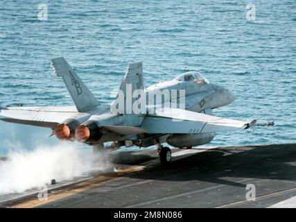 Ein US Marine Corps F/A-18C Hornet aus dem Marine Fighter Attack Squadron Two Five One (VFMA-251) startet aus dem Cockpit des nuklearbetriebenen Flugzeugträgers USS GEORGE WASHINGTON (CVN 73) während eines kontinuierlichen Flugbetriebs zur Unterstützung der VN-Sanktionen gegen Irak. Persischer Golf, Operation SÜDWACHE, 5. Februar 1998. Betreff Betrieb/Serie: SÜDLICHE WACHSTATION: USS George Washington (CVN 73) Stockfoto
