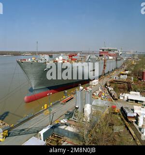 Backbordbogenansicht des Bob Hope Class Vehicle Transport Ship USNS FISHER (T-AKR 301), das an der Ausrüstungsanlegestelle der Avondale Industries, Shipyard Division, befestigt ist. Dieses Fortschrittsfoto zeigt, dass das Schiff zu 80 % fertig gestellt ist. Basis: Avondale Bundesstaat: Louisiana (LA) Land: Vereinigte Staaten von Amerika (USA) Stockfoto