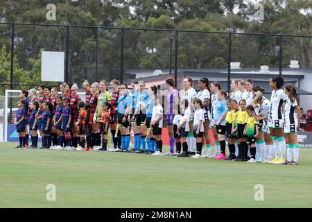 Sydney, Australien. 14. Januar 2023. Spieler und Schiedsrichter stellen sich vor dem Spiel zwischen Wanderers und Western United im Wanderers Football Park am 14. Januar 2023 in Sydney, Australien, auf. Kredit: IOIO IMAGES/Alamy Live News Stockfoto