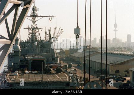 Ein perfekter Blick auf das Amphibienschiff der Austin-Klasse, USS SHREVEPORT (LPD 12), mit Kuwait City im Hintergrund. Die Aufnahme wurde vom Deck der USS ASHLAND (LSD 48) aufgenommen (nicht abgebildet). Beide Schiffe befanden sich auf der Pier-Seite in Kuwait City als Teil des Soutwest Asia Build-Up. Basis: Kuwait Stadt Land: Kuwait (KWT) Stockfoto